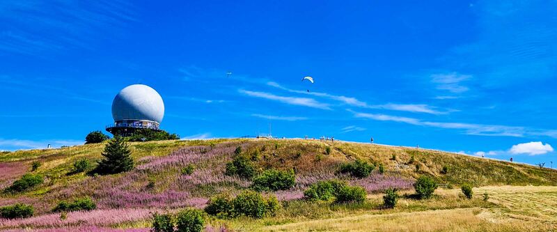 Die Wasserkuppe in der Rhön mit dem Radom auf dem Gipfel